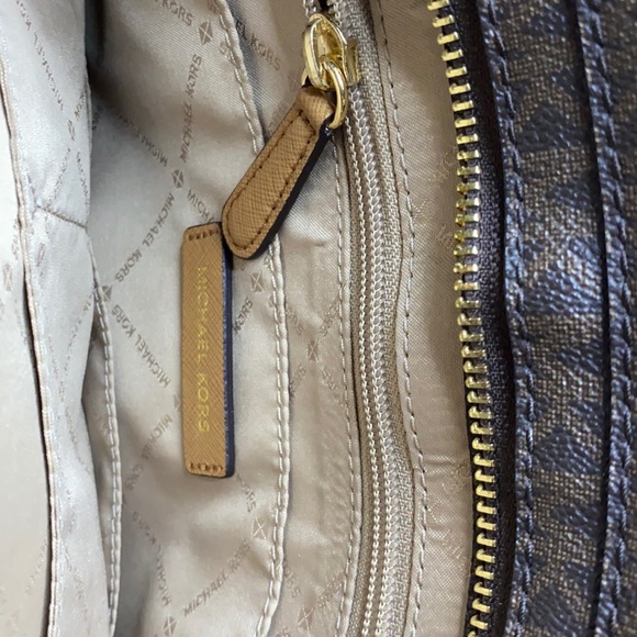 MICHAEL KORS JET SET TRAVEL MESSENGER BAG - Picture 11 of 13